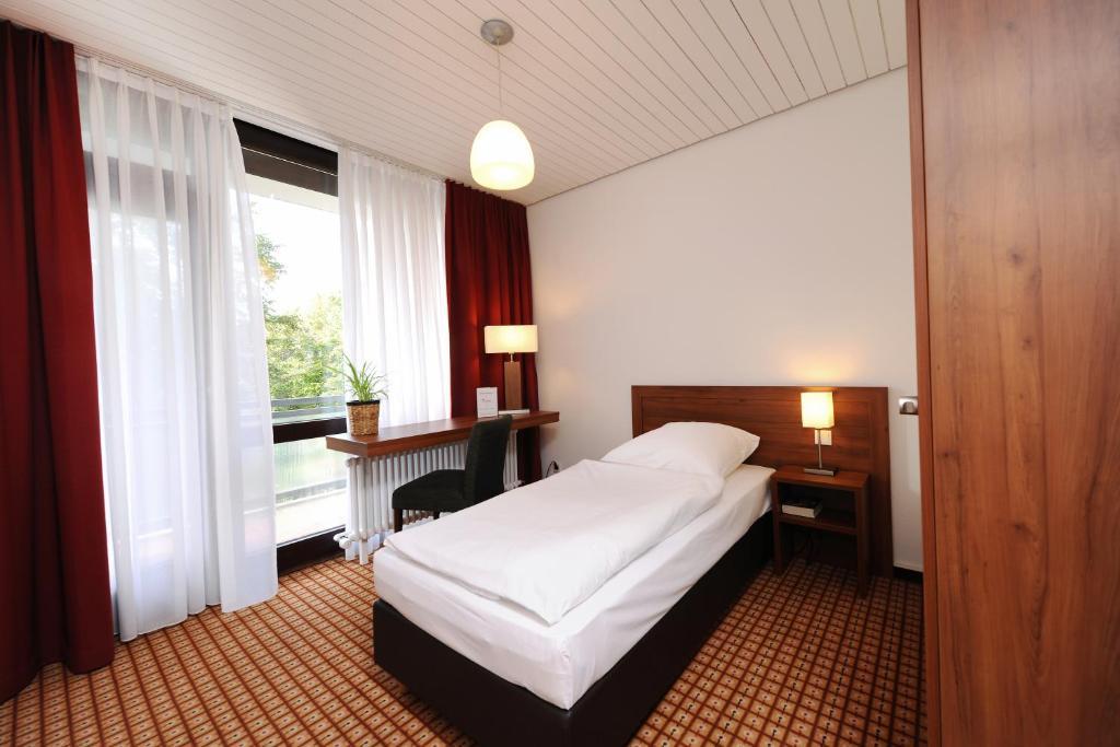 Bildungshaus St. Bernhard - Wohnen Und Tagen Hotel Rastatt Room photo